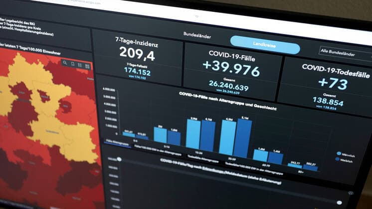Dashboard des RKI, die 7-Tage-Inzidenz liegt nun bei 209,4 7-Tage-Inzidenz, Dashboard des RKI auf einem Monitor am 28.05.2022 in Siegen Deutschland.