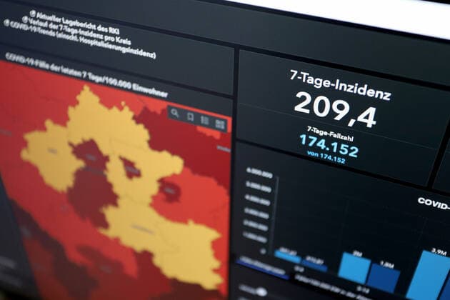 Dashboard des RKI, die 7-Tage-Inzidenz liegt nun bei 209,4 7-Tage-Inzidenz, Dashboard des RKI auf einem Monitor am 28.05.2022 in Siegen Deutschland.