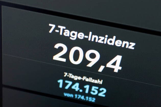 Dashboard des RKI, die 7-Tage-Inzidenz liegt nun bei 209,4 7-Tage-Inzidenz, Dashboard des RKI auf einem Monitor am 28.05.2022 in Siegen Deutschland.