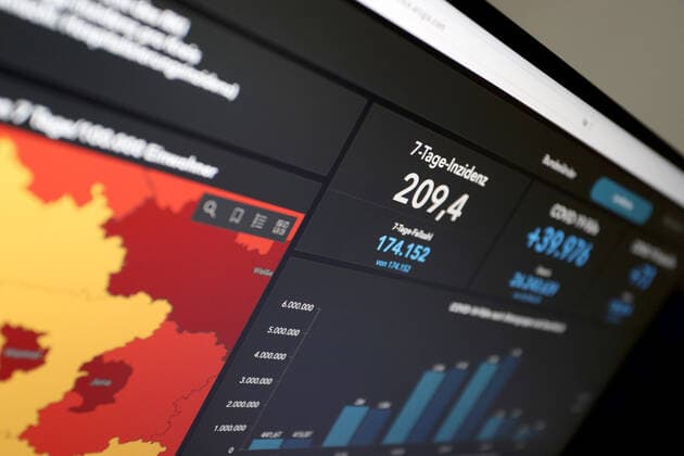 Dashboard des RKI, die 7-Tage-Inzidenz liegt nun bei 209,4 7-Tage-Inzidenz, Dashboard des RKI auf einem Monitor am 28.05.2022 in Siegen Deutschland.