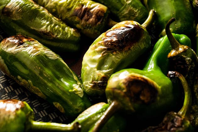 IMAGO Creative, Food, Tapas 23 May 2022: Pimientos de Padron, green grill and roast peppers with olive oil in a pan, close up *** Pimientos de Padron, grüne Grill und Bratpaprika mit Olivenöl in einer Pfanne, Nahaufnahme