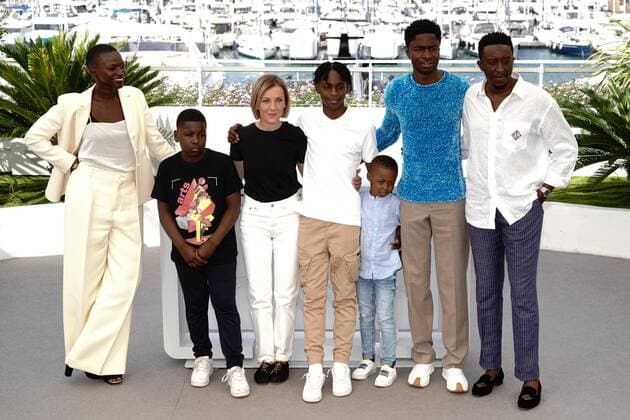 Annabelle Lengronne - Sidy Fofana - LÃ onor Serraille - Kenzo Sambin - Milan Doucansi - Stephane Bak - Ahmed Sylla CELEBRITES : 75Ã me Festival de Cannes - Photocall du film Â« Un petit frere Â» - 28 05 2022 NorbertScanella Panoramic 
