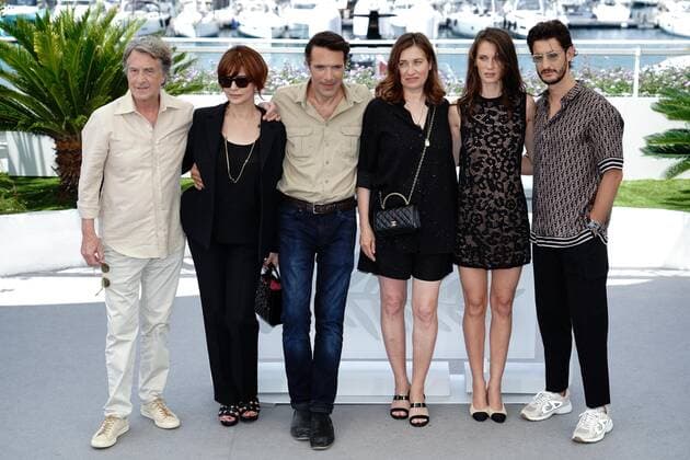 Internationale Filmfestspiele von Cannes, Mascarade Photocall Francois Cluzet - Laura Morente - Nicolas Bedos - Emmanuelle Devos - - Marine Vacth - Pierre Niney CELEBRITES : 75Ã me Festival de Cannes - Photocall du film Â« MascaradeÂ» - 28 05 2022 NorbertScanella Panoramic 