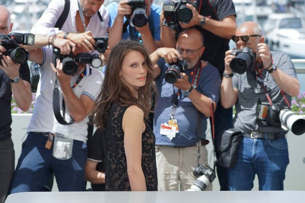 Internationale Filmfestspiele von Cannes, Mascarade Photocall Marine Vacth CELEBRITES : 75Ã me Festival de Cannes - Photocall du film Â« MascaradeÂ» - 28 05 2022 NorbertScanella Panoramic 