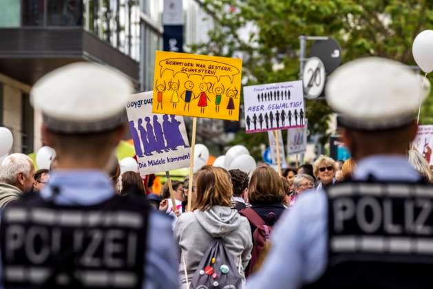 Kundgebung und Demonstration von Maria 2.0 auf dem Kirchentag in Stuttgart. Maria 2.0, auch Kirchenstreik genannt, ist eine von Frauen in der römisch-katholischen Kirche in Deutschland ausgehende Initiative. Die Forderungen der Initiative richten sich unter anderem gegen Machtstrukturen in der Kirche. 28.05.2022: Deutschland, Baden-Württemberg, Stuttgart. *** Maria 2 0 rally and demonstration at the Kirchentag in Stuttgart Maria 2 0, also called church strike, is an initiative launched by women in the Roman Catholic Church in Germany The demands of the initiative are directed, among other things, against power structures in the church 28 05 2022 Germany, Baden Württemberg, Stuttgart