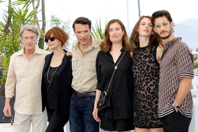 Francois Cluzet, Laura Morante, Nicolas Bedos, Emmanuelle Devos, Marine Vacth und Pierre Niney beim Photocall zum Kinofilm Masquerade auf dem Festival de Cannes 2022 75. Internationale Filmfestspiele von Cannes am Palais des Festivals. Cannes, 28.05.2022