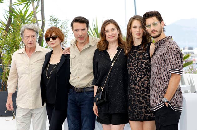 Entertainment Bilder des Tages Francois Cluzet, Laura Morante, Nicolas Bedos, Emmanuelle Devos, Marine Vacth und Pierre Niney beim Photocall zum Kinofilm Masquerade auf dem Festival de Cannes 2022 75. Internationale Filmfestspiele von Cannes am Palais des Festivals. Cannes, 28.05.2022