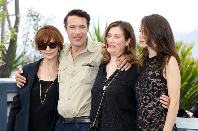 Laura Morante, Nicolas Bedos, Emmanuelle Devos und Marine Vacth beim Photocall zum Kinofilm Masquerade auf dem Festival de Cannes 2022 75. Internationale Filmfestspiele von Cannes am Palais des Festivals. Cannes, 28.05.2022