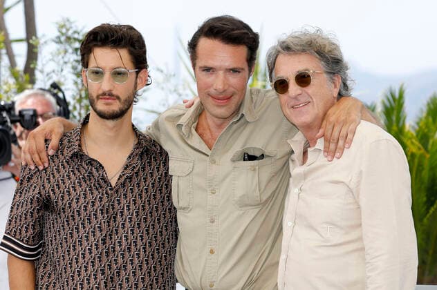 Pierre Niney, Nicolas Bedos und Francois Cluzet beim Photocall zum Kinofilm Masquerade auf dem Festival de Cannes 2022 75. Internationale Filmfestspiele von Cannes am Palais des Festivals. Cannes, 28.05.2022