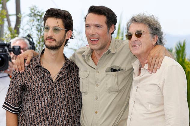 Pierre Niney, Nicolas Bedos und Francois Cluzet beim Photocall zum Kinofilm Masquerade auf dem Festival de Cannes 2022 75. Internationale Filmfestspiele von Cannes am Palais des Festivals. Cannes, 28.05.2022