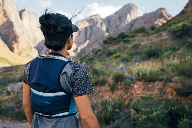 IMAGO Creative: Welttourismustag am 27. September Back view of woman in hiking attire looking at the mountains while standing in valley Copyright: xArtemxVarnitsinxArtemxVarnitsinx