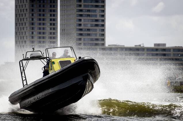 News Themen der Woche KW21 2022-05-28 13:12:27 AMSTERDAM - Rijkswaterstaat employees during an enforcement action on the IJ. Rijkswaterstaat makes extra checks on the water during the Ascension weekend to make recreational water sports enthusiasts aware of their sailing behaviour. ANP KOEN VAN WEEL netherlands out - belgium out *** 2022 05 28 13 12 27 AMSTERDAM Rijkswaterstaat employees during an enforcement action on the IJ Rijkswaterstaat makes extra checks on the water during the Ascension weekend to make recreational water sports enthusiasts aware of their sailing behavior ANP KOEN VAN WEEL netherlands out belgium out  Copyright: xx x449449504x originalFilename: 449449504.jpg