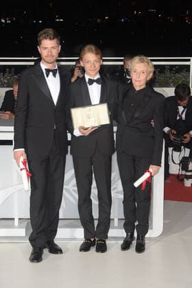 75th Cannes Film Festival 2022, Palme D Or Winner Photocall Pictured: Claire Denis , Eden Dambrine, Lukas Dhont  Copyright: xAlbertoxTerenghix xipa-agency.nex xVeneziax2020x