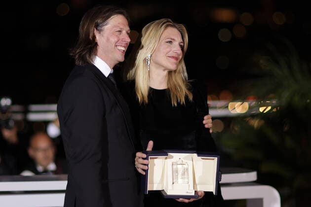 75eme Festival International du Film de Cannes. Photocall des palms laureats. 75th International Cannes Film Festival. Photocall with winners Prix du Jury: LE OTTO MONTAGNE réalisé par Charlotte VANDERMEERSCH & Felix VAN GROENINGEN 280940 0000-00-00 Cannes France Van Groeningen, Félix; Vandermeersch, Charlotte  Copyright: xTerencexBaelenx STAR_280940_025