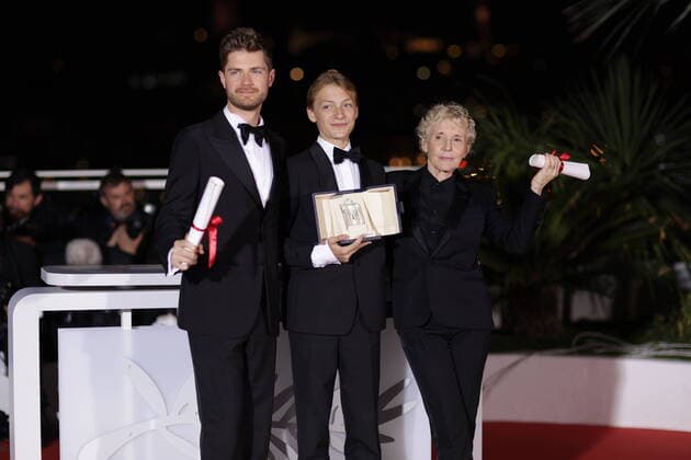 75eme Festival International du Film de Cannes. Photocall des palms laureats. 75th International Cannes Film Festival. Photocall with winners: et STARS AT NOON réalisé par Claire DENIS Grand Prix ex-æquo CLOSE réalisé par Lukas DHONT STARS AT NOON réalisé par Claire DENIS 280940 0000-00-00 Cannes France Denis, Claire; Dhont, Lukas; Dambrine, Eden  Copyright: xTerencexBaelenx STAR_280940_067