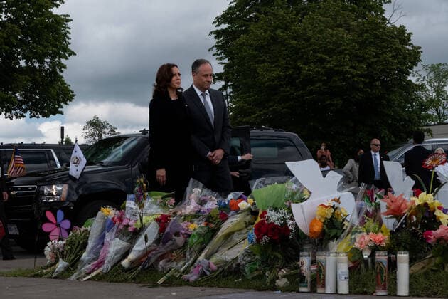 News Themen der Woche KW21 US Vice President Kamala Harris and Second Gentleman Doug Emhoff went to the street memorial vigil on the corner of Jefferson & Landon after attending the memorial service for mass shooting victim Ruth Whitfield in Cheektowaga, New York on Saturday, May 28, 2022. Ten people were shot to death at a Buffalo grocery store on May 14 in what authorities are calling a racially motivated hate crime.  WAX20220528910 MalikxRainey