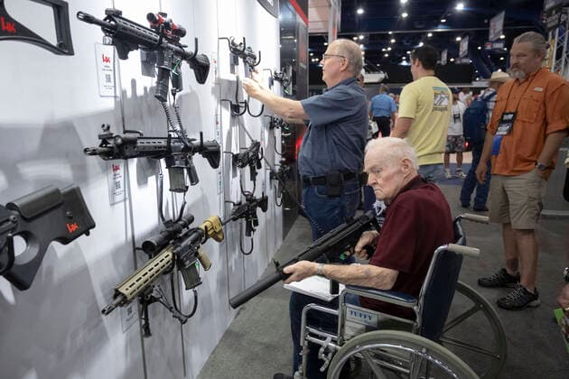 Bilder des Jahres 2022, News 05 Mai News Themen der Woche KW21 News Bilder des Tages May 28, 2022, Houston, Texas, USA: Gun enthusiasts shop for firearms, ammunition and outdoor products at the HK booth on Saturday morning at the National Rifle Association s (NRA) trade show. The exhibits cover almost 14 acres inside the George R. Brown Convention Center. Houston USA - ZUMAd150 20220528_mda_d150_375 Copyright: xBobxDaemmrichx