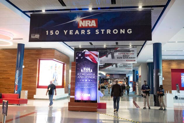 News Themen der Woche KW21 News Bilder des Tages May 28, 2022, Houston, Texas, USA: Gun enthusiasts shop for firearms, ammunition and outdoor products at the front entrance at the National Rifle Association s (NRA) trade show. The exhibits cover almost 14 acres inside the George R. Brown Convention Center. Houston USA - ZUMAd150 20220528_mda_d150_371 Copyright: xBobxDaemmrichx