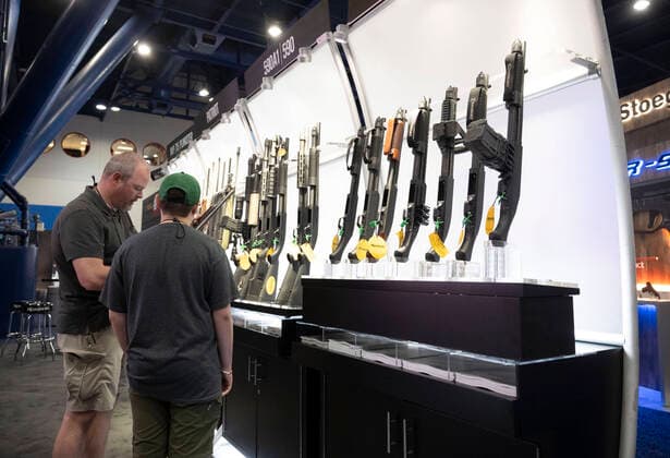 News Themen der Woche KW21 News Bilder des Tages May 28, 2022, Houston, Texas, USA: Gun enthusiasts shop for firearms, ammunition and outdoor products at the Mossberg booth Saturday morning at the National Rifle Association s (NRA) trade show. The exhibits cover almost 14 acres inside the George R. Brown Convention Center. Houston USA - ZUMAd150 20220528_mda_d150_373 Copyright: xBobxDaemmrichx
