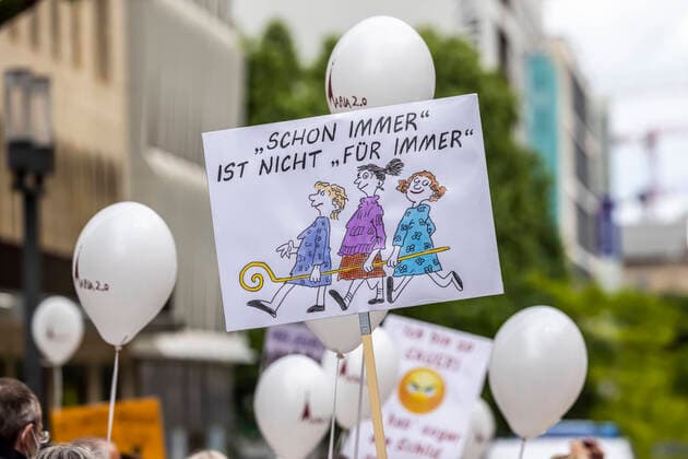 News Themen der Woche KW21 News Bilder des Tages 102. Deutschen Katholikentag in Stuttgart. Die mehrtägige Veranstaltung steht unter dem Leitwort Leben teilen . Das Themenspektrum des Katholikentages reicht von Klimagerechtigkeit über Flucht bis Kirchenreform. 28.05.2022: Deutschland, Baden-Württemberg, Stuttgart. *** 102 German Catholic Day in Stuttgart The event, which lasts several days, is held under the motto Sharing Life The range of topics at the Catholic Day extends from climate justice to flight to church reform 28 05 2022 Germany, Baden Württemberg, Stuttgart