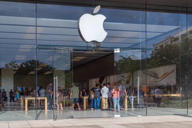 IMAGO History, 250 Jahre USA, Digitales Zeitalter: Entwicklung des Internets und Aufstieg von Silicon Valley GLENDALE, CA USA - OCTOBER 24, 2015: Apple store entrance and sign. Apple Inc. is an American multinational technology company. , 20301862.jpg, American, apple, apple inc, Apple store, building, California, company, computer, computers, consumer, corporation, emblem, entrance, glass, icon, international, ios, logo, logotype, Mac, marquee, multinational, nobody, personal, retail, shopping, Sign, Silicon Valley, software, Trade, trademark, united states of america, USA,
