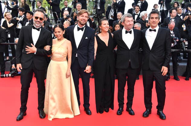 Erik Hemmendorff, Dolly De Leon, Ruben Östlund, Gast, Philippe Bober und Gast bei der Closing Ceremony des Festival de Cannes 2022 75. Internationale Filmfestspiele von Cannes im Palais des Festivals. Cannes, 28.05.2022