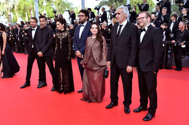 Jacob Jarek, Gast, Zar Amir Ebrahimi, Arash Ashtiani, Farouzan Jamshidneajad, Mehdi Bajestani und Sol Bondy bei der Closing Ceremony des Festival de Cannes 2022 75. Internationale Filmfestspiele von Cannes im Palais des Festivals. Cannes, 28.05.2022