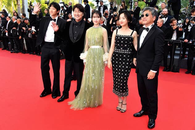 Dong-won Gang, Song Kang-ho, Ji-eun Lee, Joo-Young Lee und Hirokazu Koreeda bei der Closing Ceremony des Festival de Cannes 2022 75. Internationale Filmfestspiele von Cannes im Palais des Festivals. Cannes, 28.05.2022