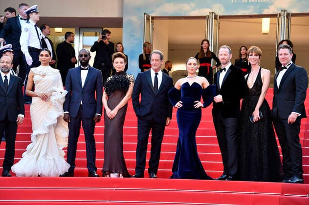 Asghar Farhadi, Deepika Padukone, Member Ladj Ly, Jasmin Trinca, Vincent Lindon, Noomi Rapace, Joachim Trier, Rebecca Hall und Jeff Nichols bei der Closing Ceremony des Festival de Cannes 2022 75. Internationale Filmfestspiele von Cannes im Palais des Festivals. Cannes, 28.05.2022