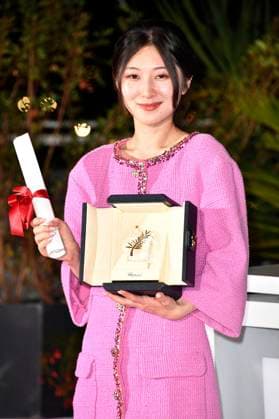 Jianying Chen mit der Goldenen Palme für den besten Kurzfilm Hai Bian Sheng Qi Yi Zuo Xuan Ya The Water Murmurs beim Photocall mit den Preisträgern auf dem Festival de Cannes 2022 75. Internationale Filmfestspiele von Cannes am Palais des Festivals. Cannes, 28.05.2022