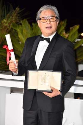 Park Chan-wook mit dem Preis für die beste Regie bei Heojil kyolshim Decision to Leave beim Photocall mit den Preisträgern auf dem Festival de Cannes 2022 75. Internationale Filmfestspiele von Cannes am Palais des Festivals. Cannes, 28.05.2022