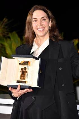 Gina Gammell mit der Goldenen Kamera für den besten Debütfilm War Pony beim Photocall mit den Preisträgern auf dem Festival de Cannes 2022 75. Internationale Filmfestspiele von Cannes am Palais des Festivals. Cannes, 28.05.2022