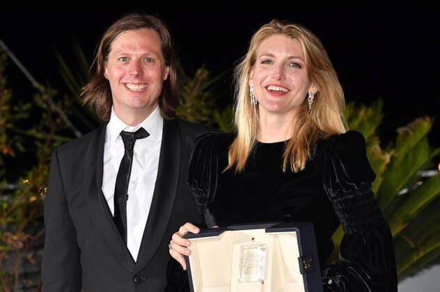 Felix Van Groeningen und Charlotte Vandermeersch mit dem Jurypreis für The Eight Mountains Le otto montagne Acht Berge beim Photocall mit den Preisträgern auf dem Festival de Cannes 2022 75. Internationale Filmfestspiele von Cannes am Palais des Festivals. Cannes, 28.05.2022