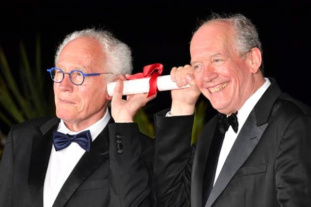 Jean-Pierre Dardenne und Luc Dardenne mit dem Spezialpreis des 75. Filmfestivals für Tori et Lokita beim Photocall mit den Preisträgern auf dem Festival de Cannes 2022 75. Internationale Filmfestspiele von Cannes am Palais des Festivals. Cannes, 28.05.2022