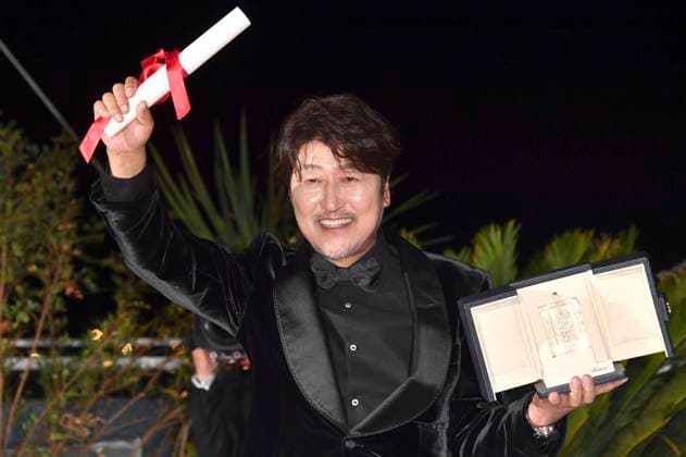 Song Kang-ho mit dem Preis für den besten Darsteller in Broker beim Photocall mit den Preisträgern auf dem Festival de Cannes 2022 75. Internationale Filmfestspiele von Cannes am Palais des Festivals. Cannes, 28.05.2022