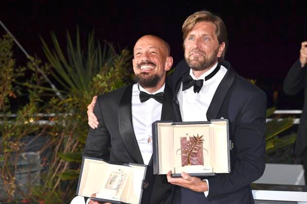 Tarik Saleh mit dem Preis für das beste Drehbuch zu Boy from Heaven und Ruben Östlund mit der Goldenen Palme für den besten Film Triangle of Sadness beim Photocall mit den Preisträgern auf dem Festival de Cannes 2022 75. Internationale Filmfestspiele von Cannes am Palais des Festivals. Cannes, 28.05.2022