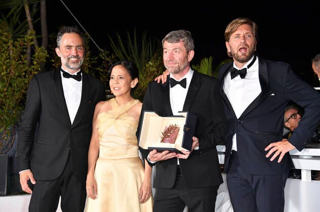 Erik Hemmendorff, Dolly De Leon, Philippe Bober und Ruben Östlund mit der Goldenen Palme für den besten Film Triangle of Sadness beim Photocall mit den Preisträgern auf dem Festival de Cannes 2022 75. Internationale Filmfestspiele von Cannes am Palais des Festivals. Cannes, 28.05.2022