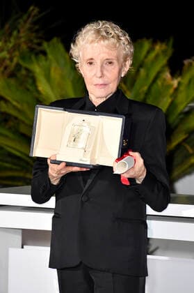 Claire Denis mit dem Großen Preis der Jury für Stars at Noon beim Photocall mit den Preisträgern auf dem Festival de Cannes 2022 75. Internationale Filmfestspiele von Cannes am Palais des Festivals. Cannes, 28.05.2022