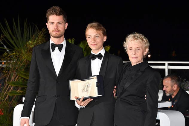 Lukas Dhont und Eden Dambrine mit dem Großen Preis der der Jury für Close und Claire Denis mit dem Großen Preis der Jury für Stars at Noon beim Photocall mit den Preisträgern auf dem Festival de Cannes 2022 75. Internationale Filmfestspiele von Cannes am Palais des Festivals. Cannes, 28.05.2022