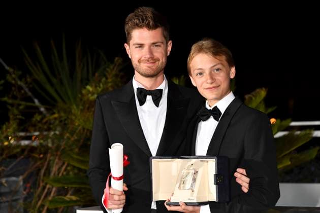 May 28, 2022, : Lukas Dhont (l) and Eden Dambrine pose at the winner s photocall of the 75th Cannes Film Festival at Palais des Festivals in Cannes, France, on 28 May 2022. - ZUMAm179 20220528_zep_m179_050 Copyright: xAlecxMichaelx