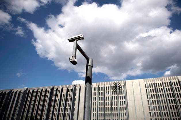 BND headquarter DEU, Deutschland, Germany, Berlin, 12.05.2022 Ueberwachungskamera und Aussenansicht Zentrale vom Bundesnachrichtendienst BND in Berlin. Das umzaeunte rund 260.000mÂ² grosse Gelaende mit dem Gebaeudeensemble und 4000 Mitarbeitern befindet sich im Berliner Ortsteil Mitte an der Chausseestraße. Fuer die architektonische Umsetzung der einzelnen Teilprojekte sind die Architekturbüros Jan Kleihues + Kleihues (Hauptgebaeude), Henn Architekten (Nordbebauung) und Lehmann Architekten (Suedbebauung) zustaendig. en: Surveilance Camera and Exterior view of the headquarter of the Bundesnachrichtendienst Federal Intelligence Service agency BND in Berlin, Germany. The fenced around 260,000mÂ² site with the building ensemble and 4000 emplo