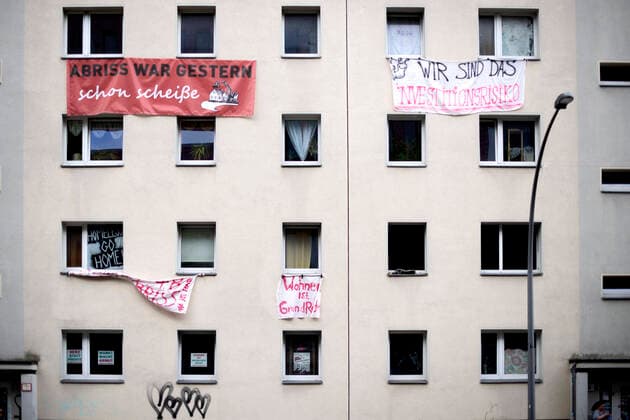 Hausbesetzung Habersaathstrasse DEU, Deutschland, Germany, Berlin, 12.05.2022 Protesttransparente Wohnen Ist Grundrecht an der Aussenansicht der Habersaathstraße 40 48 in Berlin Mitte. Die Initiative Leerstand Hab-Ich-Satt besetzten gemeinsam mit obdachlosen Menschen ein Haus in Berlin-Mitte. Bis auf wenige Wohnungen stand das ehemalige Schwesternwohnheim der Charite, das 2006 verkauft wurde leer. Die Beset‹zer kritisieren spekulativen Leerstand und fordern, dass das Haus wohnungslosen Menschen uebergeben wird, um sichere Rueckzugsraeume zu haben. Berlin, Deutschland. Symbol der Gentrifizierung, Hausbesetzung, Habersaathstraße en: Protest banners on the outside of Habersaathstraße 40-48 in Berlin Mitte, Germany. The initiative Vacanc