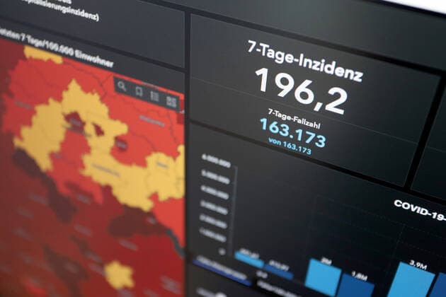 Dashboard des RKI, die 7-Tage-Inzidenz liegt nun bei 196,2 7-Tage-Inzidenz, Dashboard des RKI auf einem Monitor am 29.05.2022 in Siegen Deutschland.