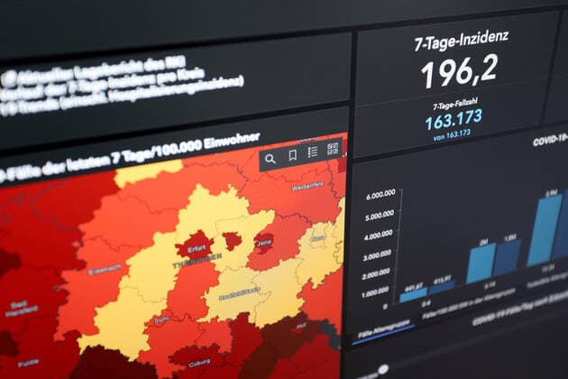 Dashboard des RKI, die 7-Tage-Inzidenz liegt nun bei 196,2 7-Tage-Inzidenz, Dashboard des RKI auf einem Monitor am 29.05.2022 in Siegen Deutschland.