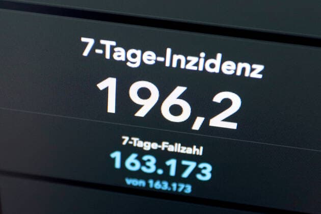 Dashboard des RKI, die 7-Tage-Inzidenz liegt nun bei 196,2 7-Tage-Inzidenz, Dashboard des RKI auf einem Monitor am 29.05.2022 in Siegen Deutschland.