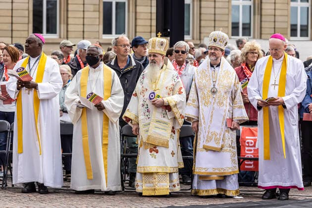 News Themen der Woche KW21 News Bilder des Tages 102. Deutscher Katholikentag mit Messe auf dem Stuttgarter Schlossplatz beendet. Am Katholikentag hatten nach Angaben der Veranstalter rund 27.000 Menschen teilgenommen - weit weniger als erwartet. Bei rund 1.500 Veranstaltungen ging es um die aktuellen Herausforderungen von Kirche und Gesellschaft, darunter insbesondere den Krieg in der Ukraine, die Klimakrise, die Aufarbeitung des Missbrauchsskandals in der Kirche sowie daraus folgende mögliche Reformen. 29.05.2022: Deutschland, Baden-Württemberg, Stuttgart. *** 102 German Catholic Day ended with Mass on the Schlossplatz in Stuttgart According to the organizers, around 27,000 people took part in the Katholikentag - far fewer than expected. Around 1,500 events dealt with the current