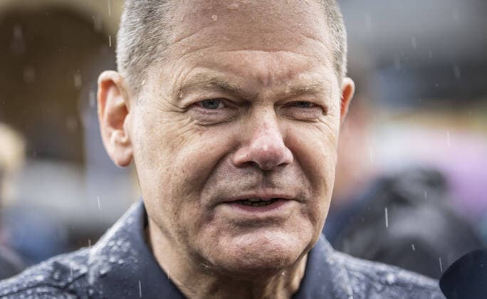 News Themen der Woche KW21 News Bilder des Tages Olaf Scholz (SPD), Bundeskanzler, beantwortet die Fragen von Journalisten in stroemendem Regen nach einem Wahlkreisgespraech in Potsdam. Potsdam, 29.05.2022. Potsdam Deutschland *** Olaf Scholz SPD , German Chancellor, answers journalists questions in pouring rain after a constituency meeting in Potsdam Potsdam, 29 05 2022 Potsdam Germany Copyright: xThomasxKoehler photothek.dex