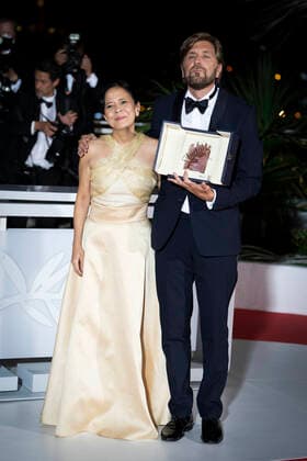 Foto IPP Daniele Cifala™ Cannes 28 05 2022 Palme D Or Winner Photocall - The 75th Annual Cannes Film Festival nella foto: Dolly De Leon and Director Ruben Ostlund Italy Photo Press - World Copyright