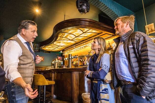 Entertainment Themen der Woche KW21 Entertainment Bilder des Tages 2022-05-29 12:48:16 VALKENBURG - King Willem-Alexander and Queen Maxima speak with entrepreneurs in the Grotestraat about the consequences of the flood. The center of Valkenburg was severely affected by flooding almost a year ago. ANP MARCEL VAN HOORN netherlands out - belgium out *** 2022 05 29 12 48 16 VALKENBURG King Willem Alexander and Queen Maxima speak with entrepreneurs in the Grotestraat about the consequences of the flood The center of Valkenburg was severely affected by flooding almost a year ago ANP MARCEL VAN HOORN netherlands out belgium out  Copyright: xx x449502888x originalFilename: 449502888.jpg