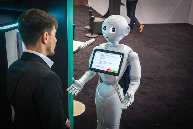 News Themen der Woche KW21 Hannover Messe Industrie 2022 DEU, Deutschland, Niedersachsen, Hannover, 29.05.2022: Presse Highlight Tour. Humanoider Roboter am Stand des KIT, Karlsruher Institut für Technologie *** Hannover Messe Industrie 2022 DEU, Germany, Lower Saxony, Hannover, 29 05 2022 Press Highlight Tour Humanoid robot at the booth of KIT, Karlsruhe Institute of Technology.